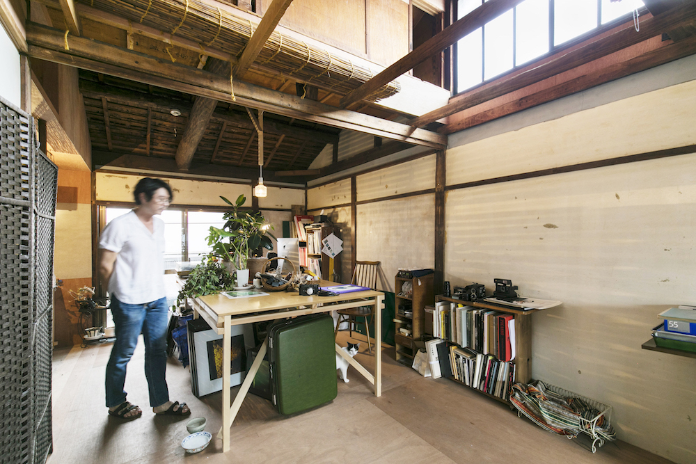 ２階は愛猫と暮らす住居に。レトロなアイテムが好きだという田中さんの暮らしぶりは、「清水五条の家」によく馴染んでいます。